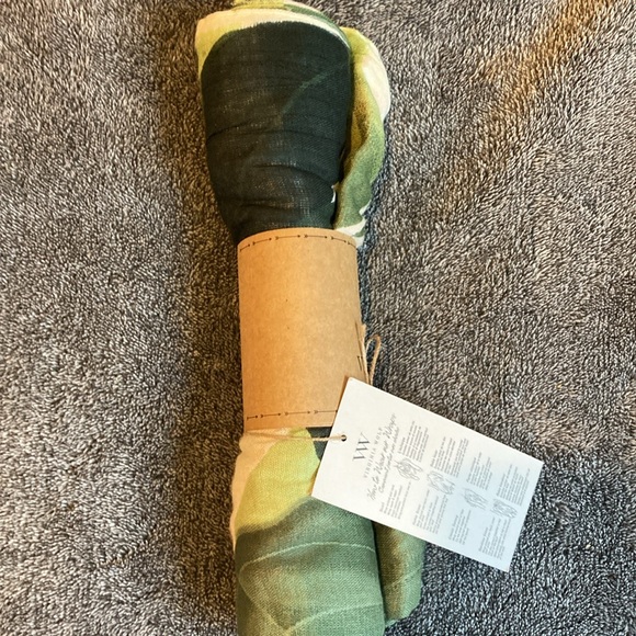 NWT Virginia Wolf floral wrap one size - Picture 3 of 3